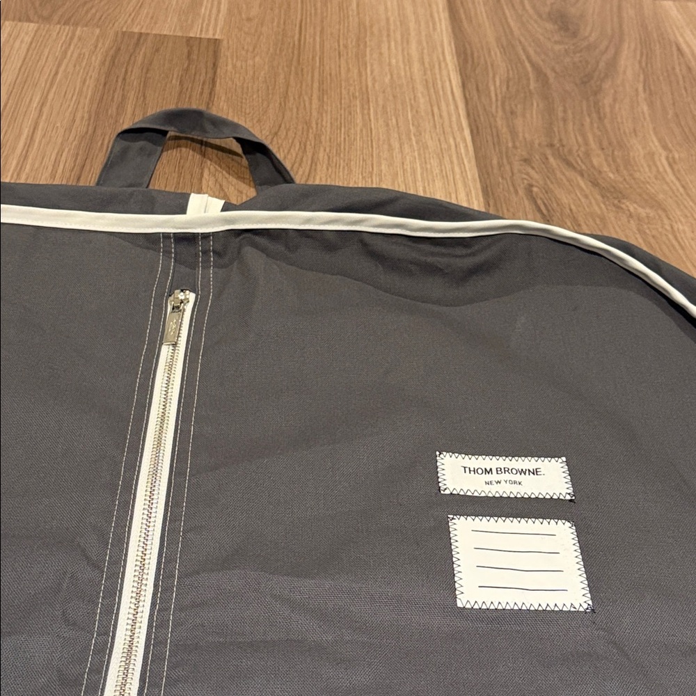New Authentic Thom Browne Garment Bag Unisex - Picture 2 of 6